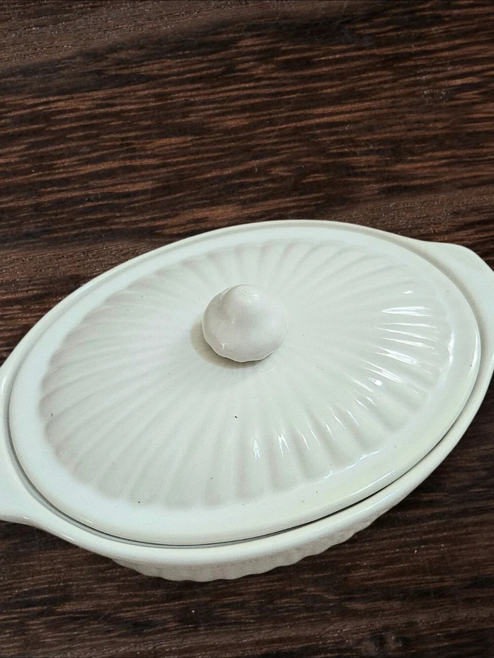Vtg White oval casserole dish w lid, oven microwave safe, classic ribbed design
